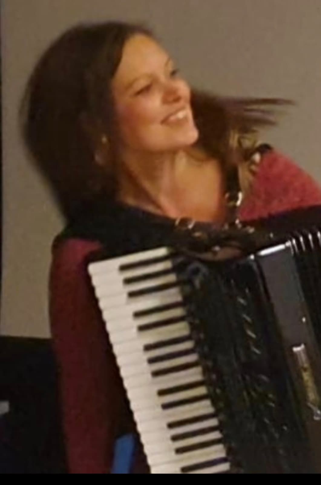 Bianka Brüdgam mit Akkordeon